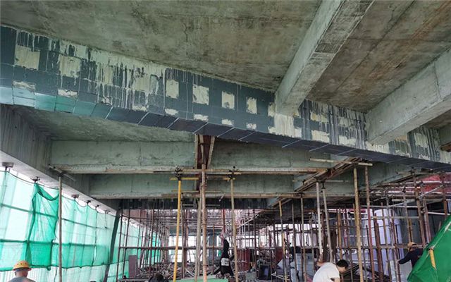 學(xué)校操場地面是什么材質(zhì)做的（學(xué)校的操場地面是由什么材料制成的？）