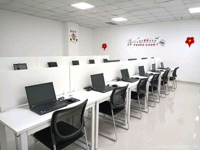 冷庫建筑圖片（冷庫建筑在設(shè)計時需要考慮哪些關(guān)鍵因素以確保其高效運行）