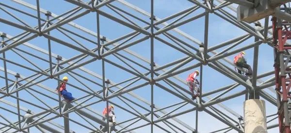 鋼結(jié)構(gòu)樓層板水電預(yù)埋（鋼結(jié)構(gòu)樓層板水電預(yù)埋施工步驟和注意事項和注意事項） 鋼結(jié)構(gòu)異形設(shè)計 第1張