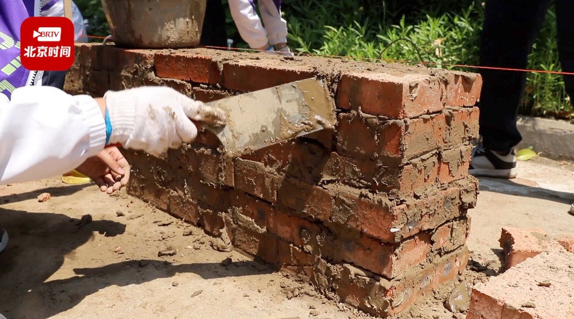 北京砌墻(北京砌墻工作時需要注意一些規(guī)范和標準以確保施工質量和安全) 鋼結構鋼結構停車場設計 第5張 北京砌墻(北京砌墻工作時需要注意一些規(guī)范和標準以確保施工質量和安全) 鋼結構鋼結構停車場設計 第5張