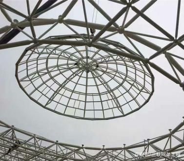 鋼結(jié)構(gòu)網(wǎng)架優(yōu)點(diǎn)（鋼結(jié)構(gòu)網(wǎng)架具有多種優(yōu)點(diǎn)在現(xiàn)代建筑中得到了廣泛應(yīng)用） 鋼結(jié)構(gòu)鋼結(jié)構(gòu)螺旋樓梯施工 第3張