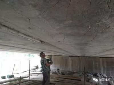 梁粘鋼加固施工照片（梁粘鋼加固施工安全措施混凝土梁抗震性能提升方法） 鋼結(jié)構(gòu)鋼結(jié)構(gòu)螺旋樓梯施工 第4張