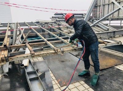 新鄉(xiāng)鋼結(jié)構(gòu)安裝施工隊(duì)（新鄉(xiāng)鋼結(jié)構(gòu)安裝施工隊(duì)資質(zhì)查詢鋼結(jié)構(gòu)安裝行業(yè)標(biāo)準(zhǔn)） 鋼結(jié)構(gòu)鋼結(jié)構(gòu)螺旋樓梯設(shè)計(jì) 第1張