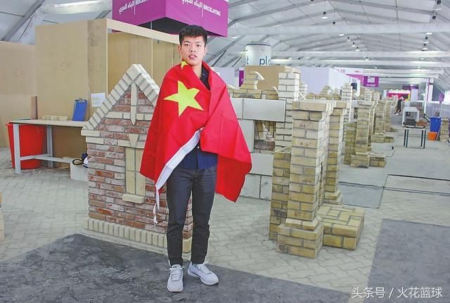 砌墻高手（聶伍軍砌墻技藝的秘訣,梁智濱世界技能大賽奪金之路,砌墻馬牙槎工藝詳解） 鋼結(jié)構(gòu)玻璃棧道設(shè)計 第1張