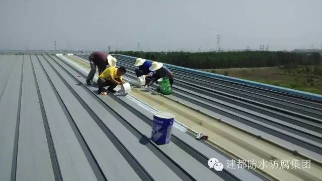 屋頂防水翻新施工方案（屋頂防水翻新施工） 鋼結(jié)構(gòu)玻璃棧道施工 第2張