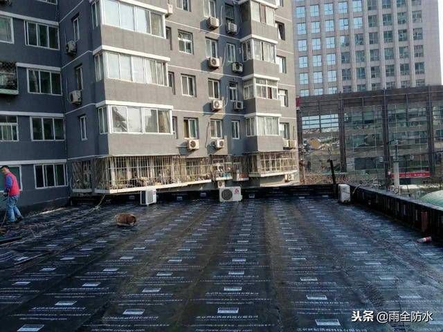 屋頂防水翻新施工方案（屋頂防水翻新施工） 鋼結(jié)構(gòu)玻璃棧道施工 第4張