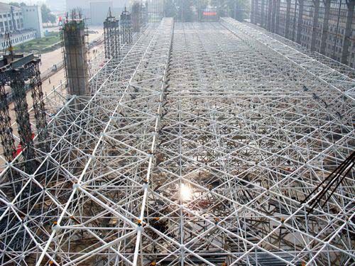 大跨度鋼結(jié)構(gòu)的概念（空間桁架結(jié)構(gòu)與懸索結(jié)構(gòu)的區(qū)別,膜結(jié)構(gòu)與懸索結(jié)構(gòu)的區(qū)別） 裝飾幕墻施工 第4張