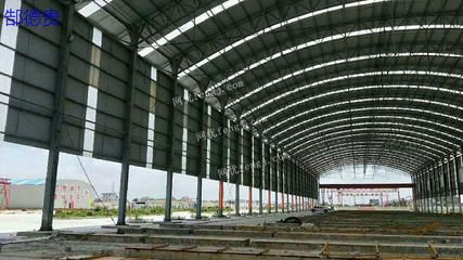 鋼結(jié)構(gòu)廠房的跨度（鋼結(jié)構(gòu)廠房的跨度可以根據(jù)具體的設(shè)計(jì)要求和生產(chǎn)工藝需求來(lái)確定） 裝飾工裝設(shè)計(jì) 第3張