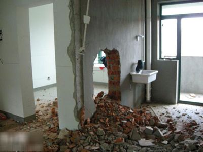 老房子磚混結(jié)構(gòu)能砸墻嘛（磚混結(jié)構(gòu)的老房子在考慮砸墻問題時需要格外謹慎） 鋼結(jié)構(gòu)網(wǎng)架施工 第2張