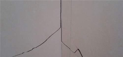 磚混結(jié)構(gòu)承重墻怎么判斷裂縫（如何判斷磚混結(jié)構(gòu)承重墻的裂縫） 建筑消防設(shè)計(jì) 第1張