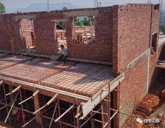 磚混結(jié)構(gòu)要多少錢一平方（農(nóng)村自建房磚混結(jié)構(gòu)房屋維護成本分析磚混結(jié)構(gòu)抗震性能如何） 結(jié)構(gòu)工業(yè)鋼結(jié)構(gòu)設(shè)計 第1張