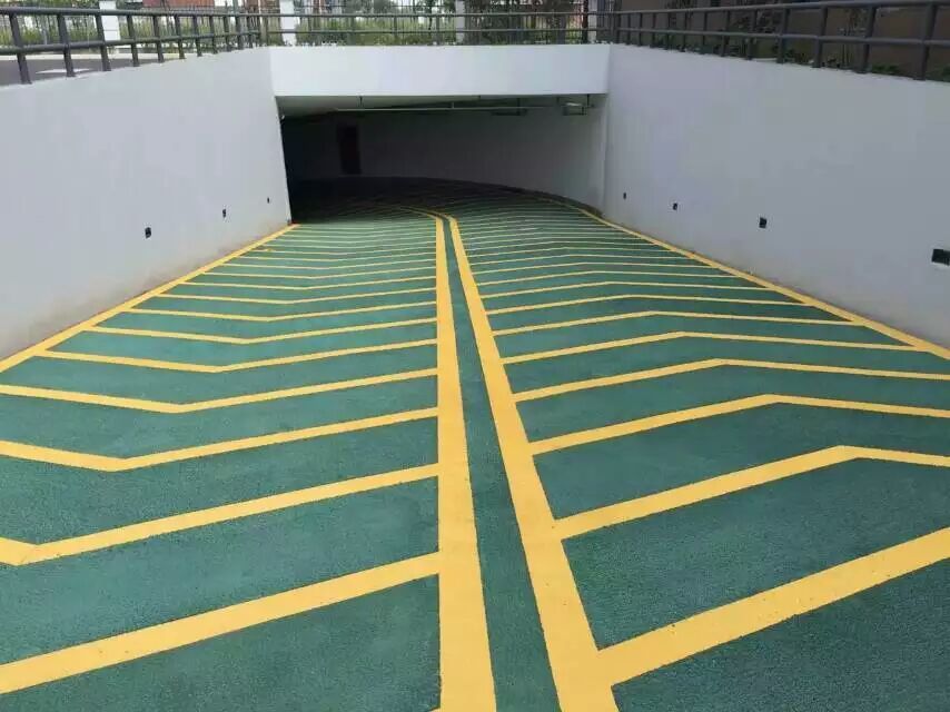 鋼架停車場(chǎng)坡道圖片（鋼架停車場(chǎng)坡道施工圖片） 結(jié)構(gòu)工業(yè)鋼結(jié)構(gòu)施工 第4張