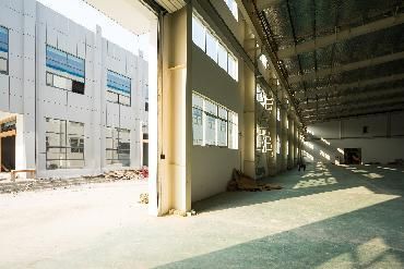 蓋10000平廠房多少錢（廠房建設(shè)成本受到多種因素影響） 鋼結(jié)構(gòu)蹦極設(shè)計 第4張