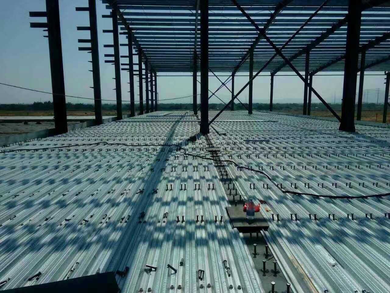 學(xué)校操場平面圖簡筆畫圖片（在繪制學(xué)校操場平面圖的簡筆畫時我注意到了操場的四個邊界線）