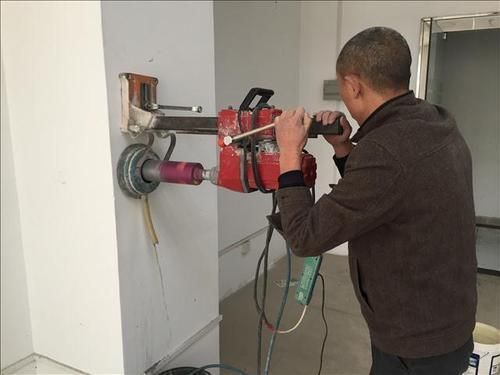 鋼結(jié)構(gòu)廠房安裝光伏板視頻（鋼結(jié)構(gòu)廠房光伏板安裝安全規(guī)范指南光伏板維護(hù)周期及方法） 裝飾工裝設(shè)計(jì)