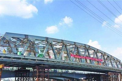 桁架過河（桁架過河是一種常見的橋梁結構形式，它是一種常見的橋梁結構形式） 鋼結構玻璃棧道設計 第2張