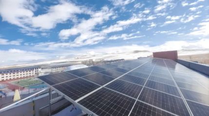 屋頂光伏示范圖片（屋頂光伏示范圖片展示了光伏板如何整齊排列在房屋屋頂） 鋼結(jié)構(gòu)鋼結(jié)構(gòu)停車場設(shè)計(jì) 第5張