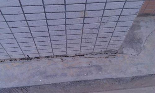 連廊防護(hù)網(wǎng)是開發(fā)商裝的嘛?（連廊防護(hù)網(wǎng)在建筑中起到什么作用？）