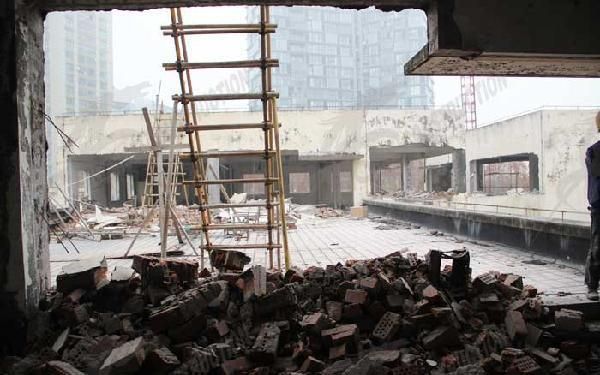 連廊防護網(wǎng)是開發(fā)商裝的嘛安全嗎視頻（連廊防護網(wǎng)是否適用于所有類型的施工現(xiàn)場的安全性如何）