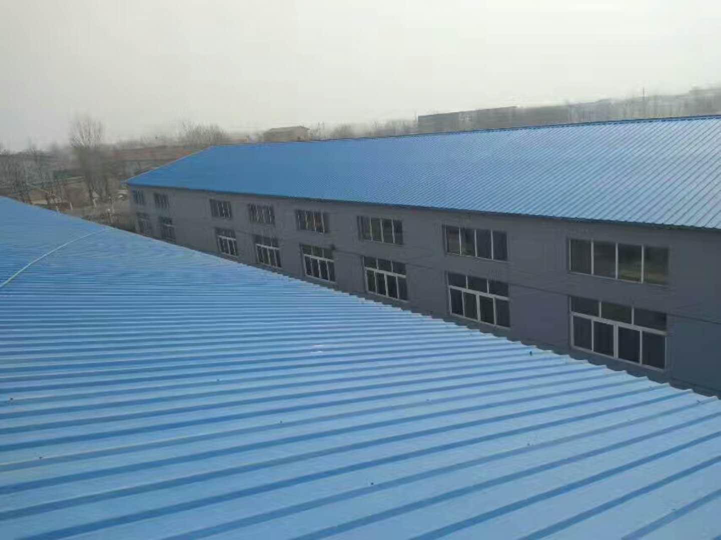 鋼結(jié)構(gòu)彩鋼板安裝多少錢(qián)一平方(彩鋼板安裝施工難度評(píng)估,鋼結(jié)構(gòu)廠(chǎng)房造價(jià)對(duì)比) 鋼結(jié)構(gòu)框架施工 第5張 鋼結(jié)構(gòu)彩鋼板安裝多少錢(qián)一平方(彩鋼板安裝施工難度評(píng)估,鋼結(jié)構(gòu)廠(chǎng)房造價(jià)對(duì)比) 鋼結(jié)構(gòu)框架施工 第5張