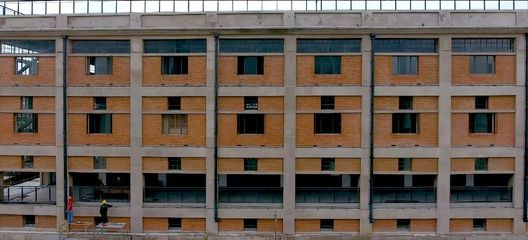 舊樓房改造視頻播放（全網(wǎng)最徹底的舊房改造） 鋼結(jié)構(gòu)門式鋼架施工 第1張