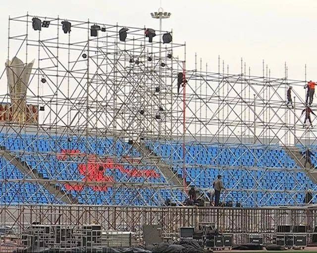 舞臺搭建工作怎么樣(舞臺搭建中的安全管理措施,舞臺搭建團(tuán)隊(duì)的協(xié)作技巧) 結(jié)構(gòu)工業(yè)鋼結(jié)構(gòu)施工 第4張 舞臺搭建工作怎么樣(舞臺搭建中的安全管理措施,舞臺搭建團(tuán)隊(duì)的協(xié)作技巧) 結(jié)構(gòu)工業(yè)鋼結(jié)構(gòu)施工 第4張
