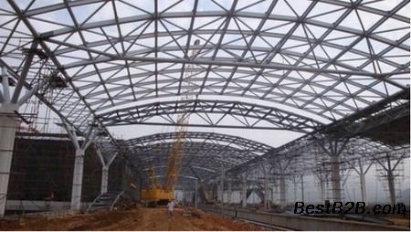 鋼屋架的安裝應(yīng)在什么校正符合規(guī)定后進(jìn)行（鋼屋架的安裝應(yīng)在柱子校正符合規(guī)定后進(jìn)行一系列的準(zhǔn)備工作） 鋼結(jié)構(gòu)玻璃棧道施工 第2張