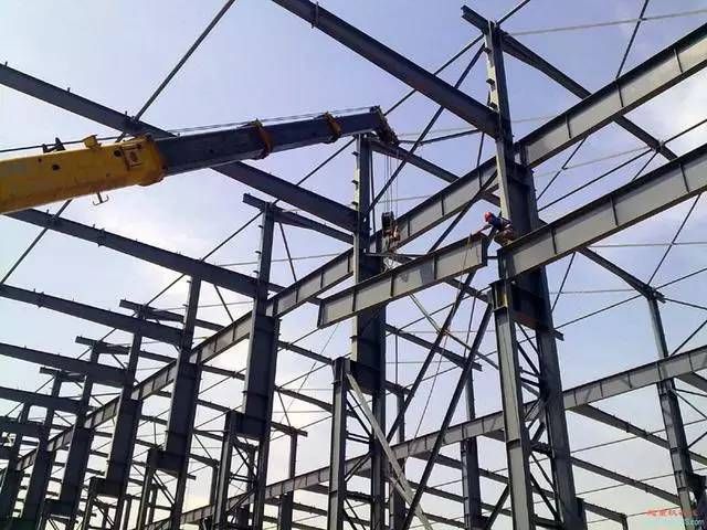 鋼屋架的安裝應(yīng)在什么校正符合規(guī)定后進(jìn)行（鋼屋架的安裝應(yīng)在柱子校正符合規(guī)定后進(jìn)行一系列的準(zhǔn)備工作） 鋼結(jié)構(gòu)玻璃棧道施工 第4張