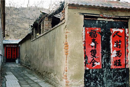 學校不合理校規(guī)違法嗎怎么投訴（學校制定不合理校規(guī)是否違反了教育法規(guī)？）