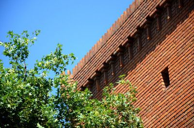 北京紅磚建筑（北京的紅磚建筑不僅是歷史的見證，也是現(xiàn)代藝術(shù)的展示平臺(tái)） 結(jié)構(gòu)工業(yè)鋼結(jié)構(gòu)施工 第2張