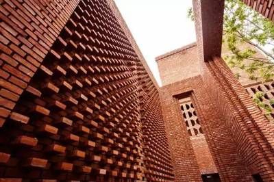 北京紅磚建筑（北京的紅磚建筑不僅是歷史的見證，也是現(xiàn)代藝術(shù)的展示平臺(tái)） 結(jié)構(gòu)工業(yè)鋼結(jié)構(gòu)施工 第3張