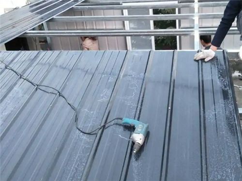 彩鋼板屋頂做法（彩鋼板屋頂防水施工） 鋼結(jié)構(gòu)玻璃棧道設(shè)計(jì) 第3張