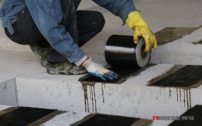 碳纖維布粘貼剝離原因分析（碳纖維布加固為什么會出現(xiàn)剝離或破損\