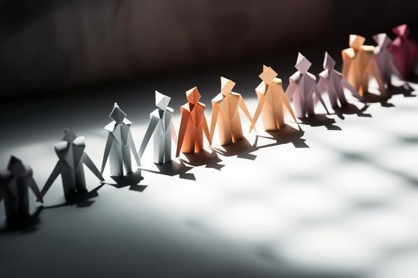 員工關(guān)懷在企業(yè)文化中的作用，員工關(guān)懷，企業(yè)文化的暖心紐帶與效能引擎，將員工關(guān)懷與企業(yè)文化直接關(guān)聯(lián)，暖心紐帶體現(xiàn)了員工關(guān)懷在凝聚企業(yè)向心力、營造溫暖氛圍方面的作用，如同一條連接企業(yè)與員工的情感紐帶；效能引擎則突出其對企業(yè)運營效率、發(fā)展動力的推動作用， 行業(yè)新聞 第4張