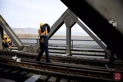 螺栓松動對鐵路橋梁的影響，幾種不同風格的標題供你參考，你可以根據(jù)具體需求進行選擇，，警惕！螺栓松動——鐵路橋梁安全的隱形殺手，聚焦，螺栓松動如何撼動鐵路橋梁穩(wěn)固根基？，解析，螺栓松動給鐵路橋梁 行業(yè)新聞 第2張