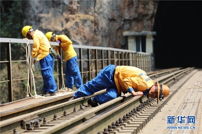 螺栓松動對鐵路橋梁的影響，幾種不同風格的標題供你參考，你可以根據(jù)具體需求進行選擇，，警惕！螺栓松動——鐵路橋梁安全的隱形殺手，聚焦，螺栓松動如何撼動鐵路橋梁穩(wěn)固根基？，解析，螺栓松動給鐵路橋梁 行業(yè)新聞 第1張