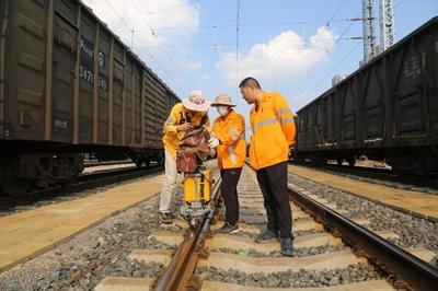 螺栓松動對鐵路橋梁的影響，幾種不同風格的標題供你參考，你可以根據(jù)具體需求進行選擇，，警惕！螺栓松動——鐵路橋梁安全的隱形殺手，聚焦，螺栓松動如何撼動鐵路橋梁穩(wěn)固根基？，解析，螺栓松動給鐵路橋梁 行業(yè)新聞 第4張