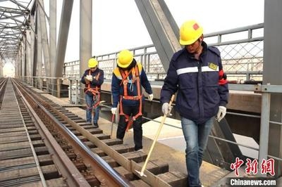 螺栓松動對鐵路橋梁的影響，幾種不同風格的標題供你參考，你可以根據(jù)具體需求進行選擇，，警惕！螺栓松動——鐵路橋梁安全的隱形殺手，聚焦，螺栓松動如何撼動鐵路橋梁穩(wěn)固根基？，解析，螺栓松動給鐵路橋梁 行業(yè)新聞 第5張